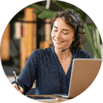 Kundenberaterin am Laptop mit Headset